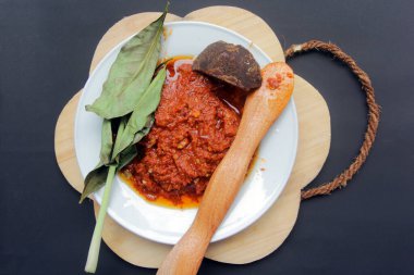 Domates soslu bir tabak baharatlı spagetti, fesleğen yaprağı, sarımsak ve baharat..