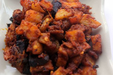 Bir tabak baharatlı patates, dilimlenmiş biftek, Asya mutfağı.