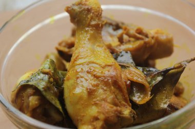 Bir kase körili tavuk.