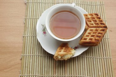fincan çay ve ekmek