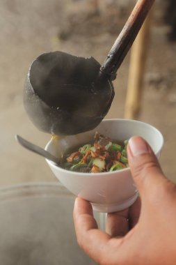 Bir kase soto grombyang, geleneksel Endonezya mutfağı