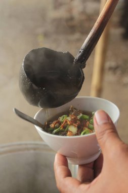 Bir kase soto grombyang, geleneksel Endonezya mutfağı