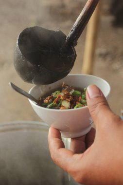 Bir kase soto grombyang, geleneksel Endonezya mutfağı