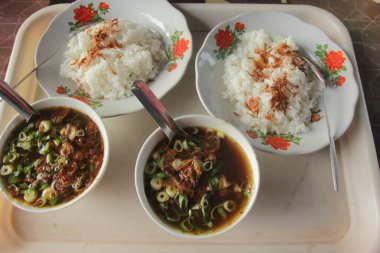 Nasi grombyang, geleneksel Endonezya menüsü.