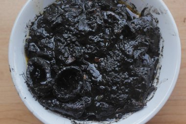 Asya yemeği, bir kase siyah baharatlı kalamar.