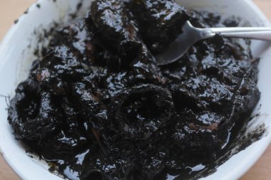 Asya yemeği, bir kase siyah baharatlı kalamar.