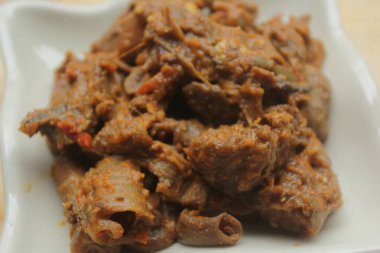 Rendang hançeri ya da köri Endonezya 'da geleneksel bir yemektir.