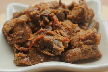 Rendang hançeri ya da köri Endonezya 'da geleneksel bir yemektir.