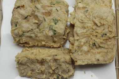 Bir tabak kızarmış tempeh ya da tempe goreng, Endonezya atıştırmalığı.