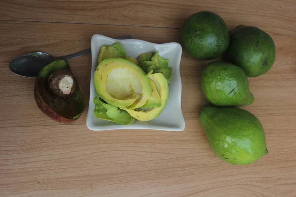 Frische Grüne Und Gelbe Zitronen Und Kiwi Früchte Auf Dem — Stockfoto