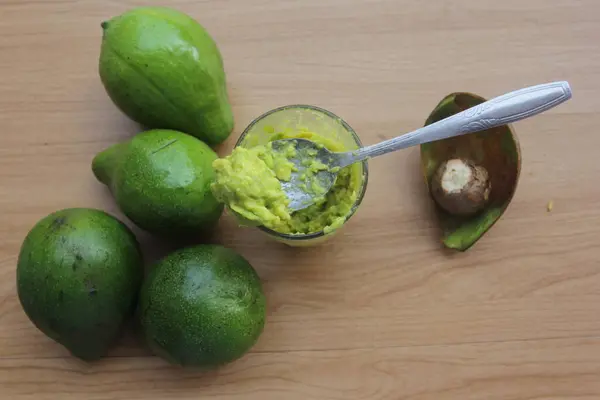 Frische Und Gesunde Avocado Und Ein Glas Avocadosaft — Stockfoto