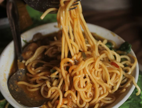 チキンヌードルを食べる アジア料理 — ストック写真