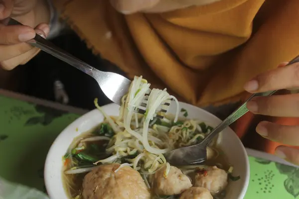 Comer Albóndigas Indonesia Alimentos — Foto de Stock