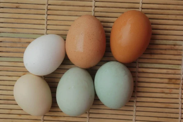 Яйца Столе Кухне — стоковое фото
