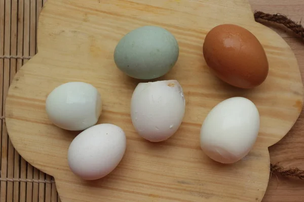 Kleurrijke Eieren Een Witte Schaal — Stockfoto