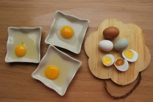 Een Set Van Drie Gekleurde Eieren Een Houten Tafel — Stockfoto