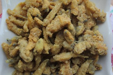 Bir tabak kızarmış balık.