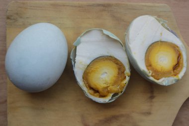 Tahta masada dilimlenmiş yumurta.