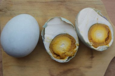 Tahta masada dilimlenmiş yumurta.