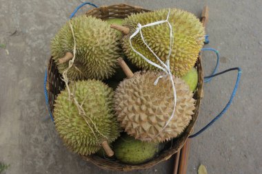 Markette bir sepet durian.