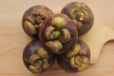 Tahta masada olgun mangosteen