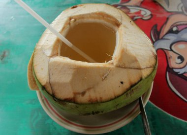 Buzlu genç hindistan cevizi iç.