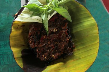 Acı biberli balık ve tabakta sebze.