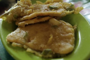 Tabakta kızarmış tempeh