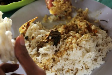 Bir tabak pirinç ye.