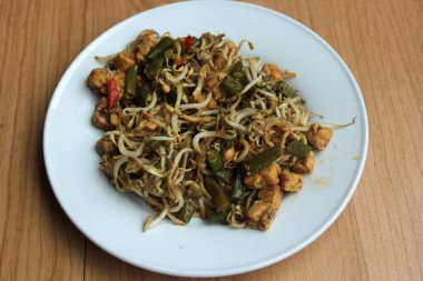 Bir tabak kızarmış fasulye ve ançüezli.