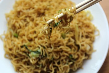 Bir tabak kızarmış erişte.