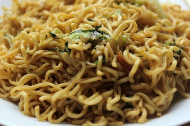 Bir tabak kızarmış erişte.