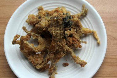 Tabakta kızarmış un kurbağası.