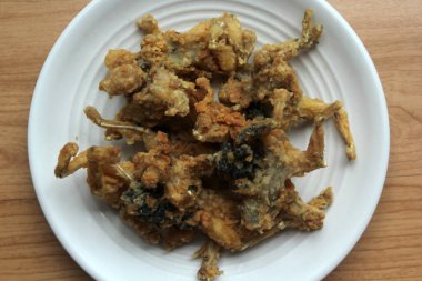 Tabakta kızarmış un kurbağası.