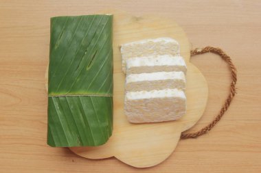 Tahta masada çiğ tempeh dilimle.