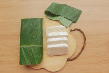 Tahta masada çiğ tempeh dilimle.