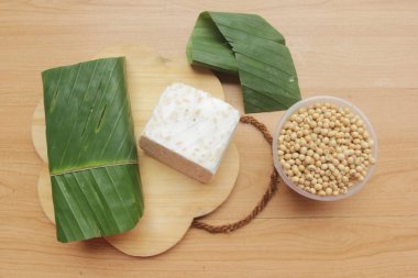 Tahta masada çiğ tempeh dilimle.