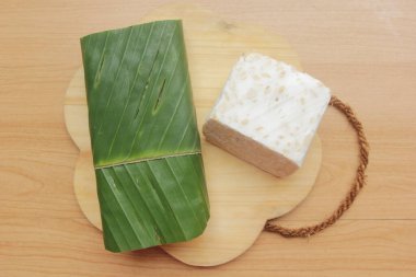 Tahta masada çiğ tempeh dilimle.