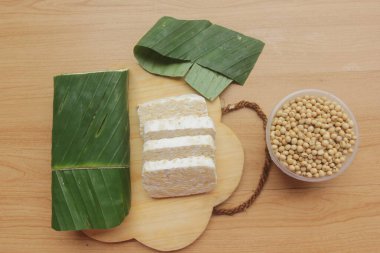 Tahta masada çiğ tempeh dilimle.