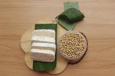 Tahta masada çiğ tempeh dilimle.