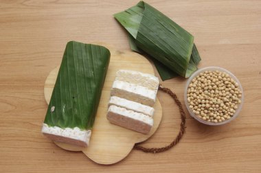 Ahşap masada çiğ tempeh
