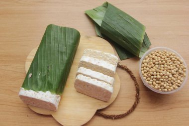 Ahşap masada çiğ tempeh