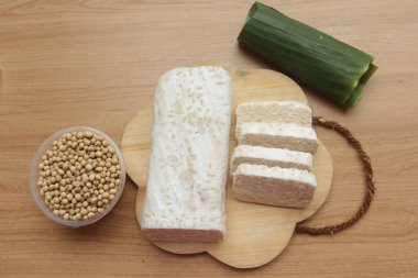 Ahşap masada çiğ tempeh