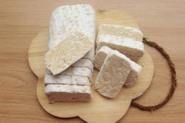 Ahşap masada çiğ tempeh