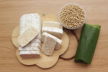 Ahşap masada çiğ tempeh