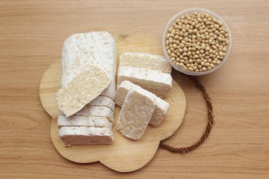 Ahşap masada çiğ tempeh