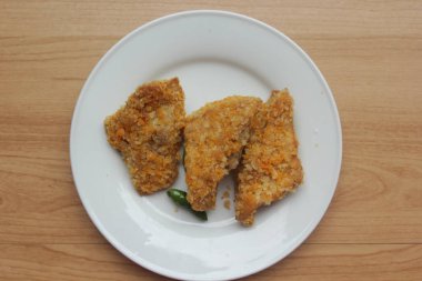 Köfte ve kızarmış soya peyniri.