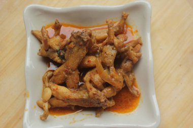 Baharatla pişirilmiş bir tabak kurbağa.