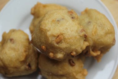 Bir tabak soya peyniri.