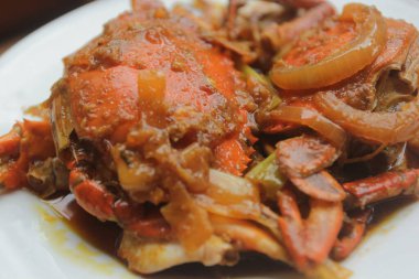 Bir tabak tatlı ve baharatlı yengeç.